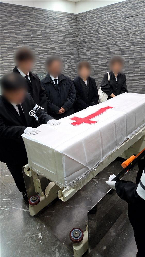 고인을 배웅하는 가족분들