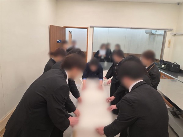 가족분들과 함께한 아버님의 입관